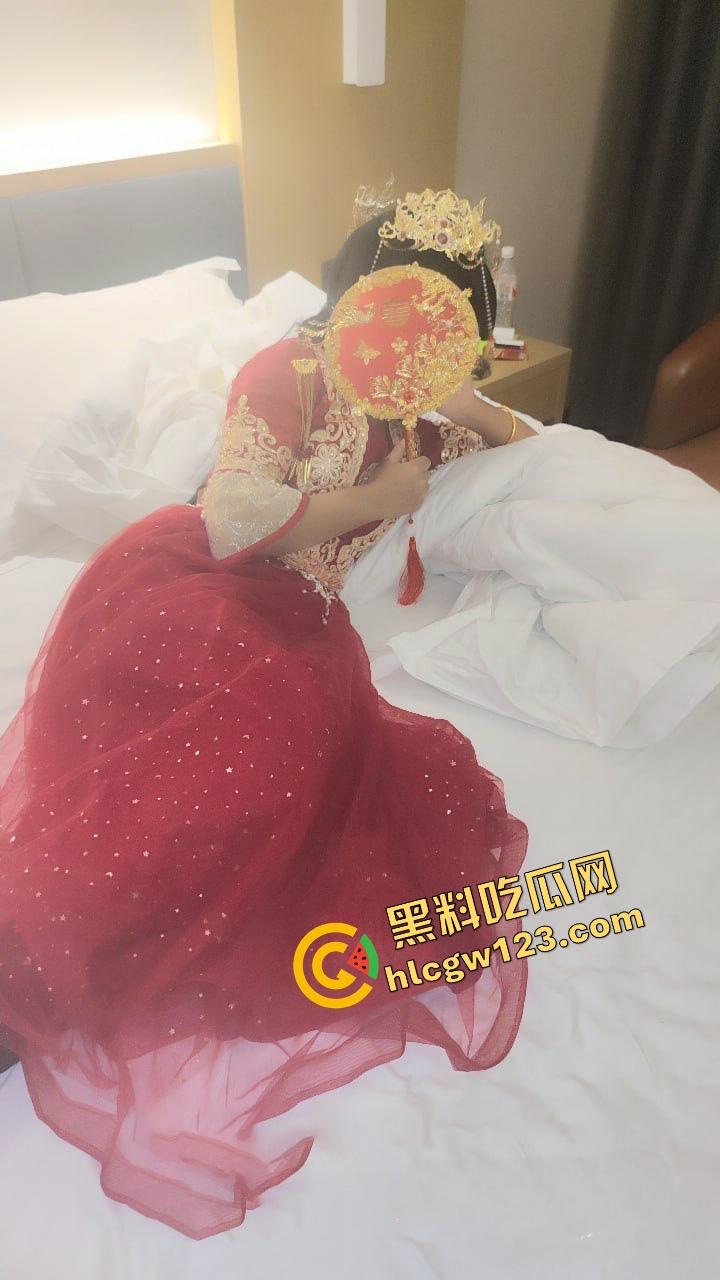 海角乱伦00后跟45岁老母新娘秀禾服返场，我妈一宿被我操成新娘，狼牙套干高潮后又逼扣喷水！-1