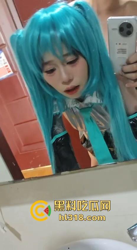 不用脱，要的就是初音未来！极品cosr私房约拍，拍完就地正法淫乱魅魔，镜前无套后入，吐舌头翻白眼极其淫荡！-7