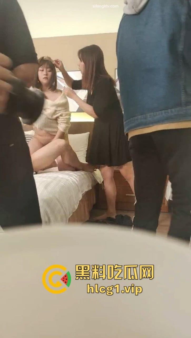 台湾AV拍摄现场被偷拍泄密，真实拍片幕后大揭秘，男女主角当众啪啪竟如此艰辛！-8