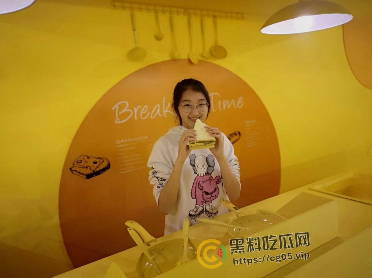 山西高中妹子的初体验 脸庞还未脱去稚嫩 就被大屌带到了高潮 就此堕落成了肉便器-3