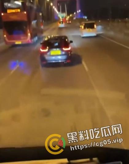 香港青马大桥汽车活春宫！男子驾驶途中女子垮位为其口交 无码视频疯传-3