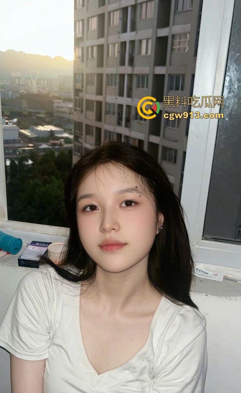 湖南唇钉反差小妹【刘语玮】调教视频曝光，性感唇钉示人，身材娇小，C杯酥胸勾魂，三根“JB”道具玩弄至高潮喷水！-4