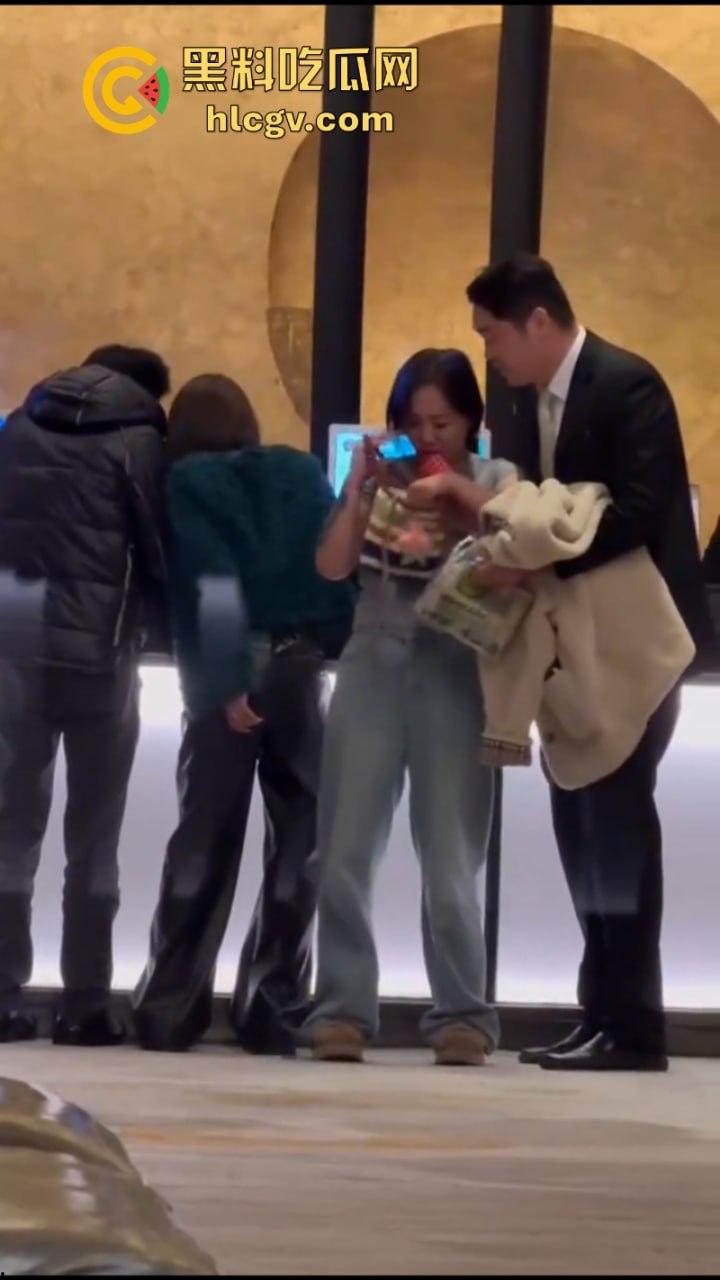 北京三里屯烂醉女大闹酒店大堂 脱衣扒裤还骚扰大堂经理 最后这是被捡尸了？-7