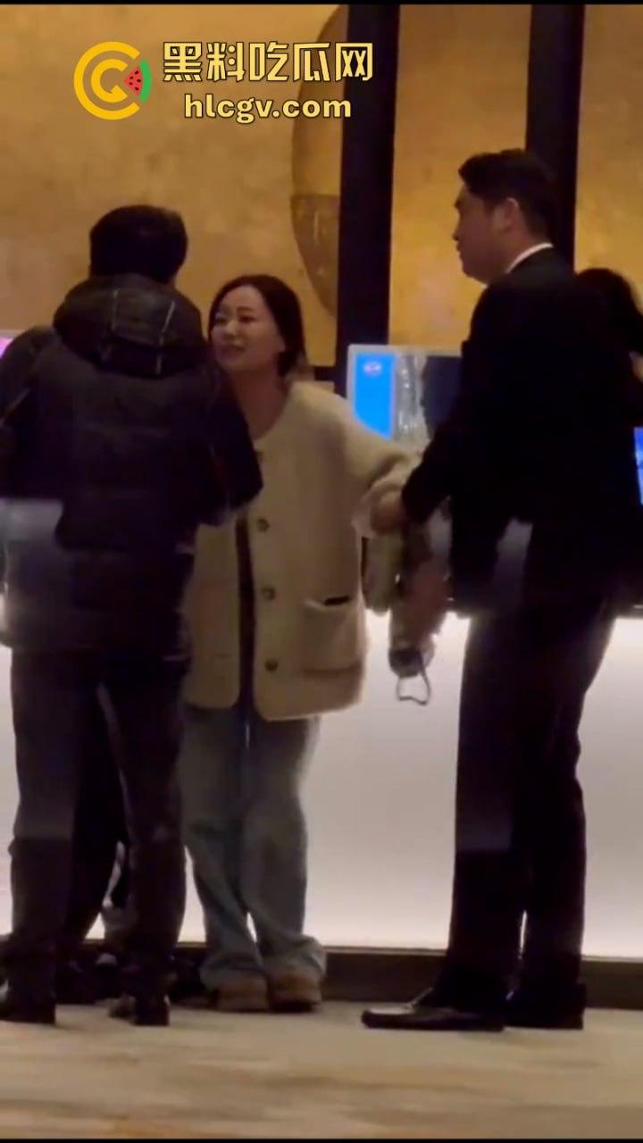 北京三里屯烂醉女大闹酒店大堂 脱衣扒裤还骚扰大堂经理 最后这是被捡尸了？-8