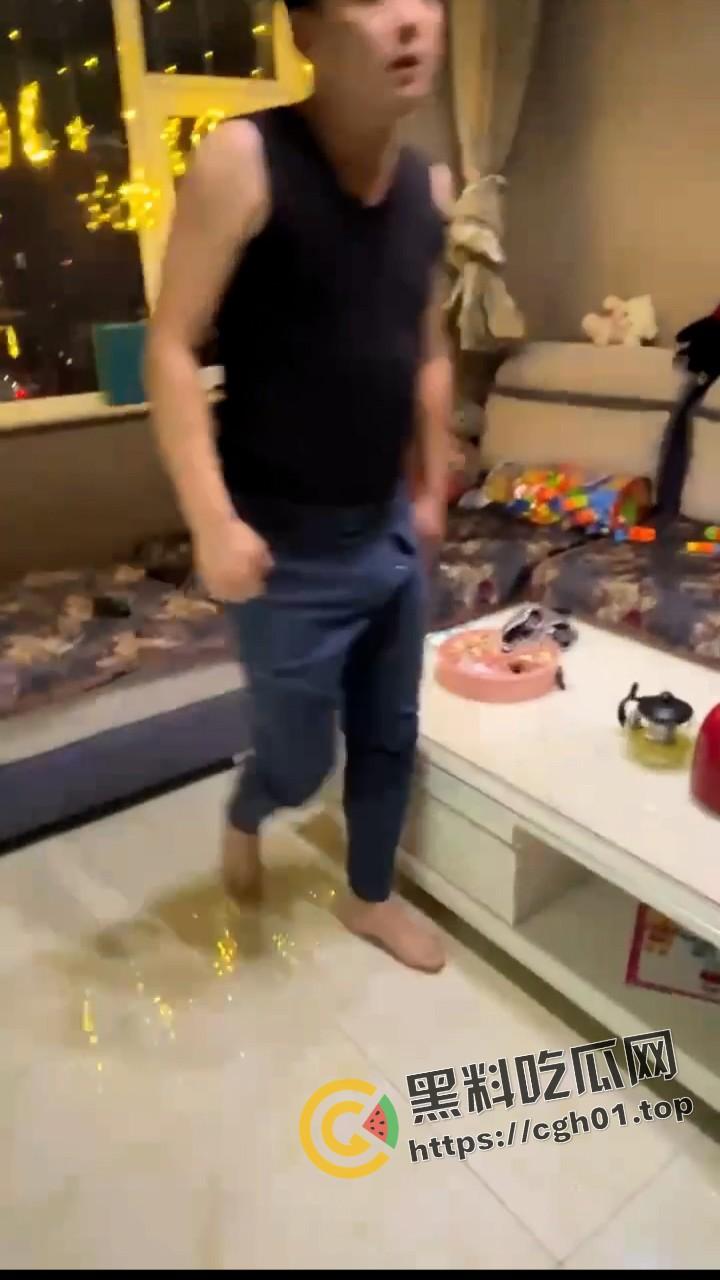 女婿出轨岳母 沙发大战 被捉奸还在硬着 吃了药也要干 这丈母娘该有多骚-7