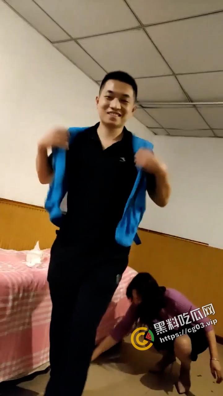 外卖小哥百忙之中 还不忘来小巷寻找妈妈的味道 风韵犹存的熟女被插得逼肿还不射-9