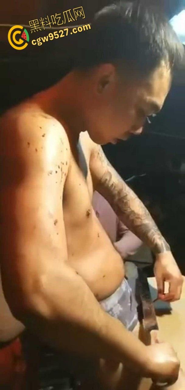 猎奇的重口慎入！男子当街表演，男子拿着砍刀割包皮，满桌子都是血，是因为不想让医院挣那么多钱吗 ?-3