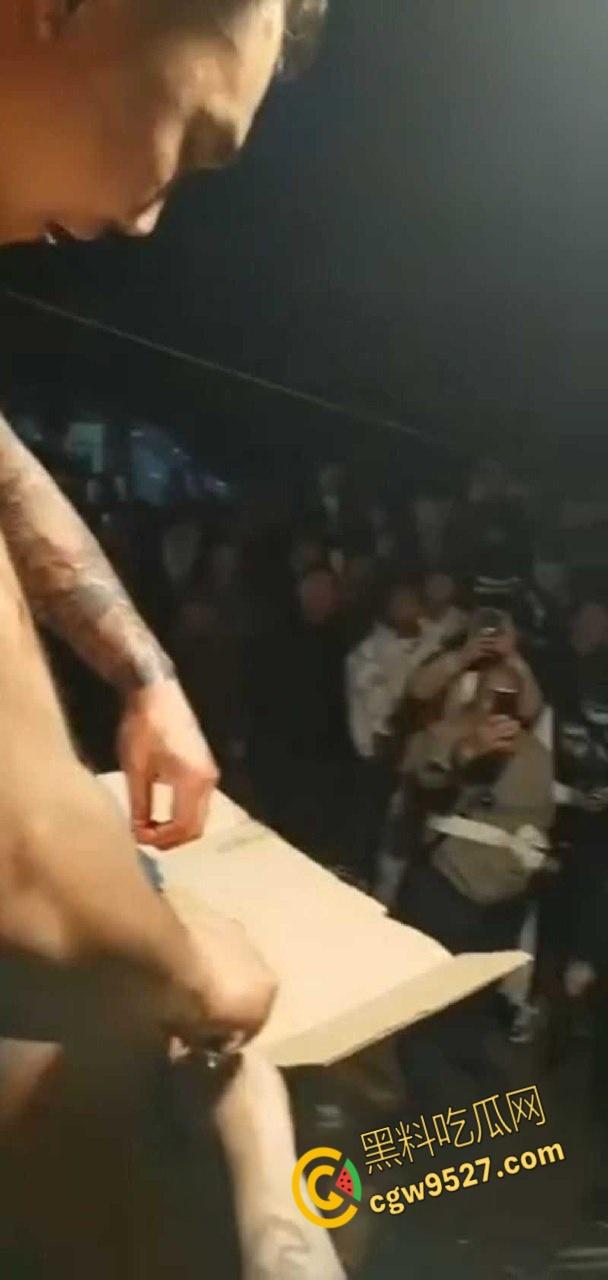 猎奇的重口慎入！男子当街表演，男子拿着砍刀割包皮，满桌子都是血，是因为不想让医院挣那么多钱吗 ?-6