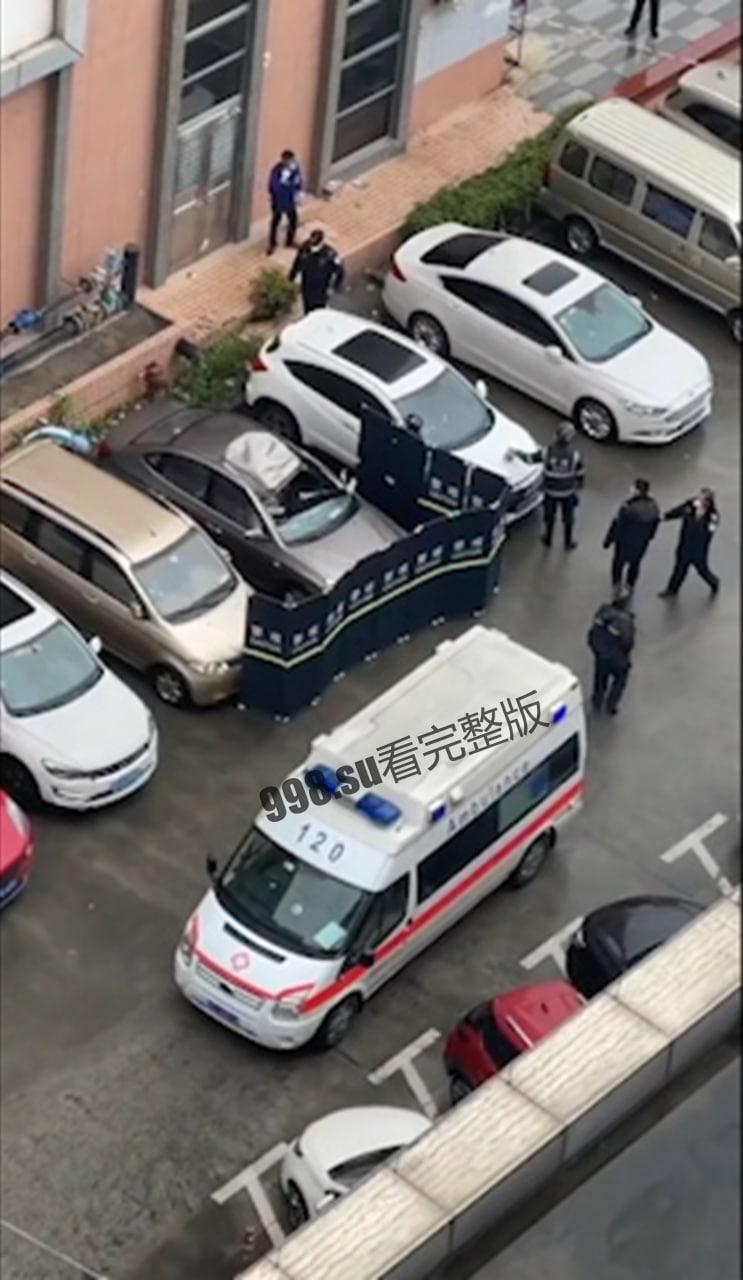 广东惠州 令人抑郁，妈妈抱着孩子一起跳楼，车上大人地上孩子，残忍了！-3