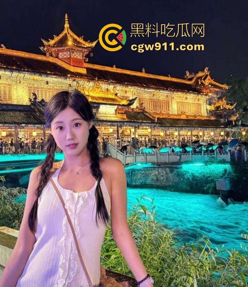 成都高颜值尤物【李曦奕】被男友双指扣穴狂插淫水四溢喷溅，口交深喉后入女上骑轮番上阵，十足的性瘾母狗！-1