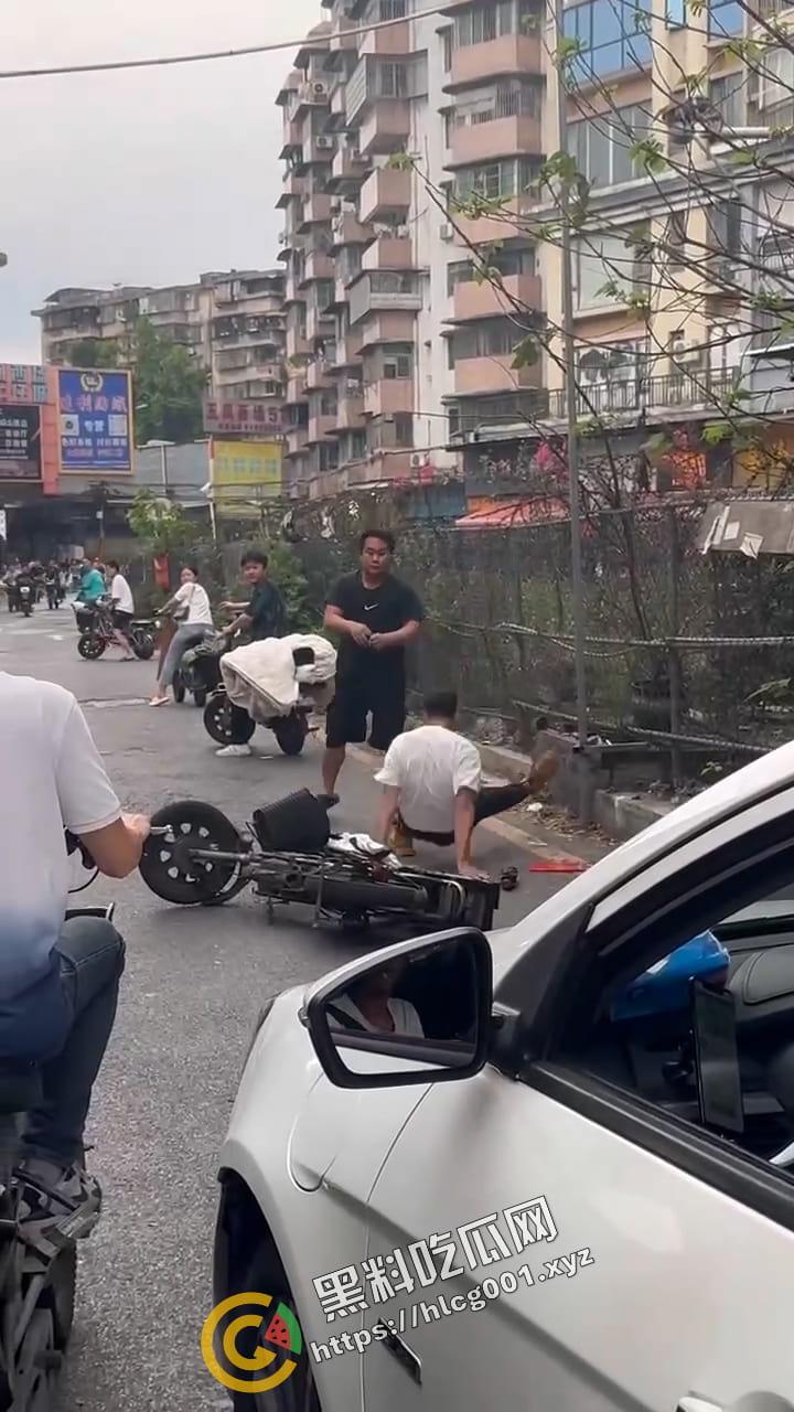 真男人只用拳头解决问题 广东街头上演两男子肉搏战 白衣男子一分钟内被击倒三次还能再战-3