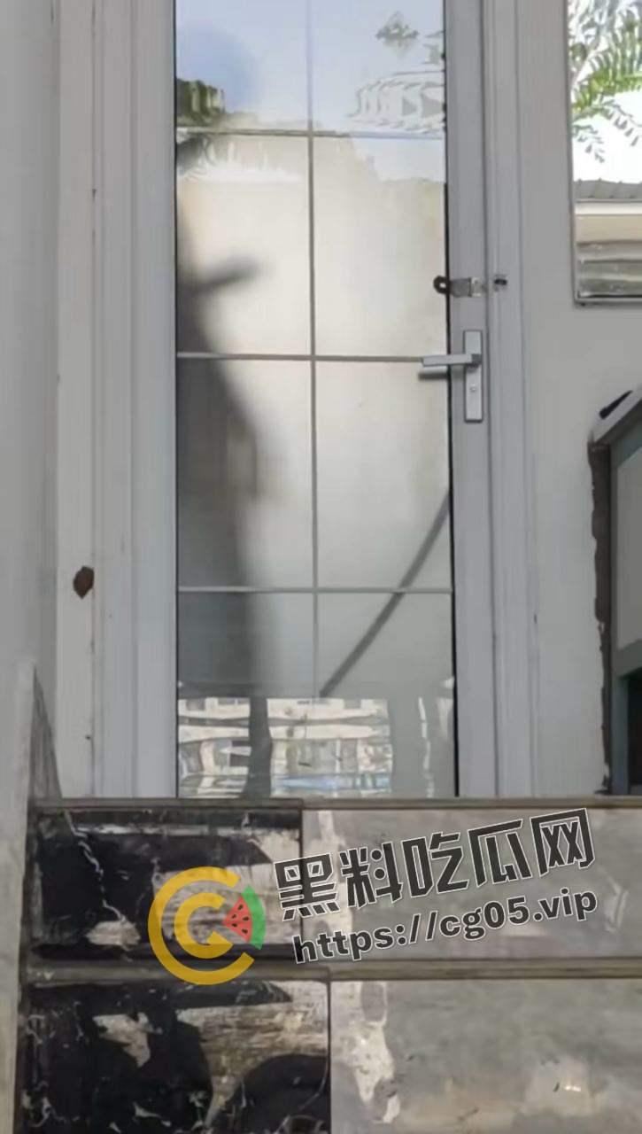 某旅游学院 一男子在校园玻璃门共厕所打飞机 被同学当皮影戏看 拍摄发到表白墙 直接社死-4