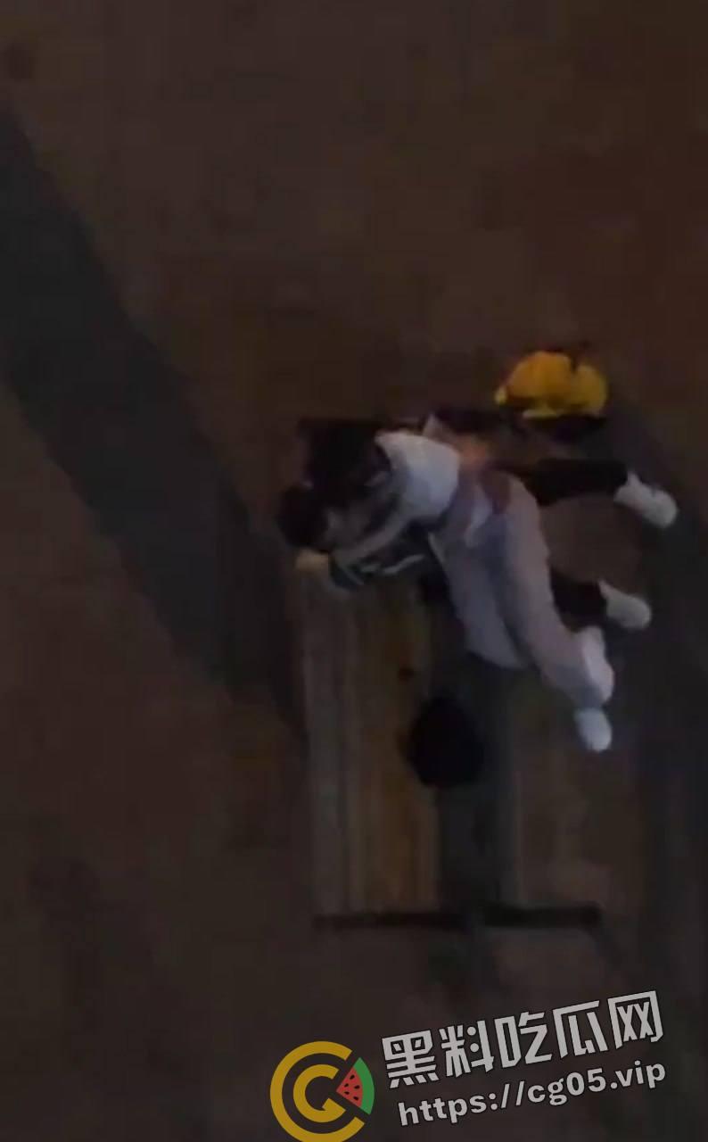 是兄弟就来一起打野战！山西某校园内好兄弟组团路边长椅打野战-5