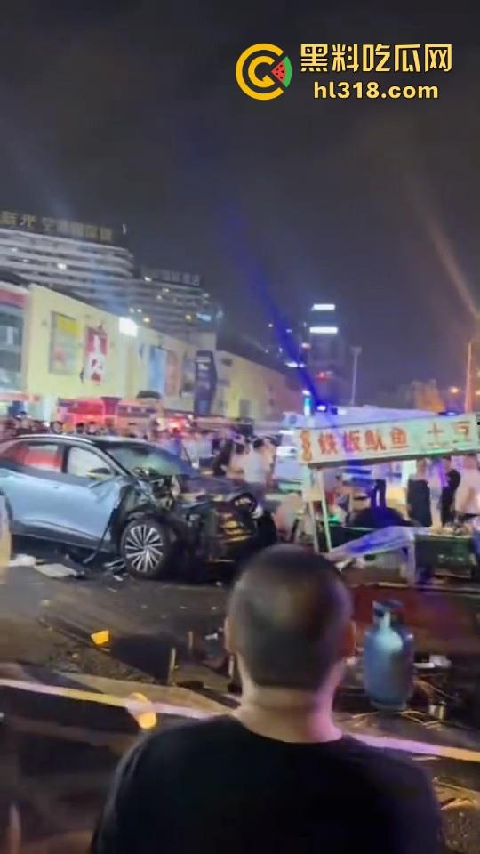 成都双流交叉路口爆发严重交通事故，小轿车猛冲摆摊夜市人群，1死4伤，严重怀疑是报复社会的！-5