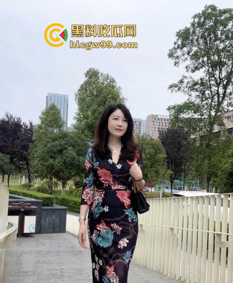 社交软件约啪气质少妇【泰亦怡】口交吃鸡后入骑乘样样精通，各种姿势来回变换，很有撸点！-5