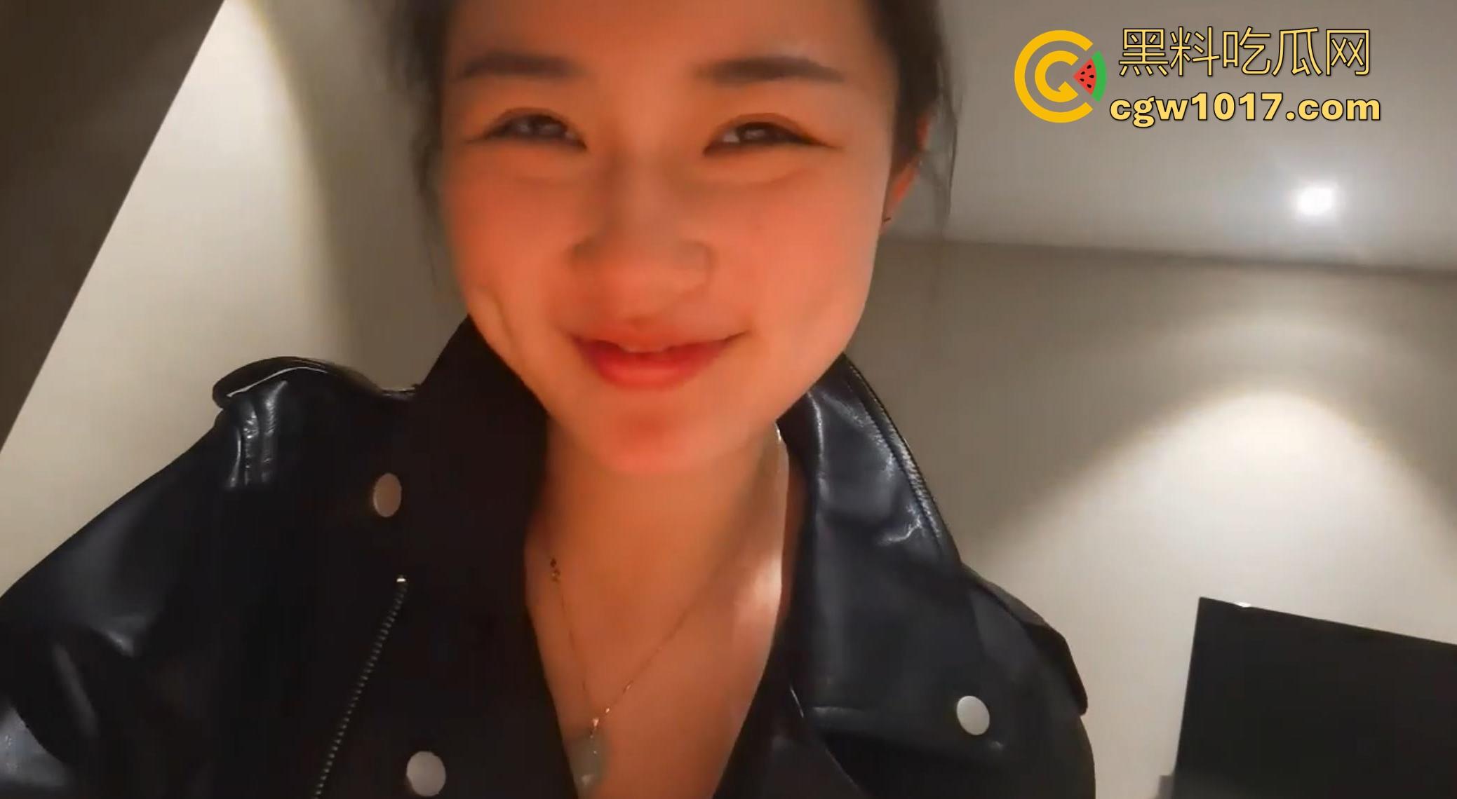 湘潭大学清纯学妹【陈怡婷】跟男友露脸性爱视频曝光，主动跪下深喉口爆，骑乘扭腰粉嫩骚穴一碰就流水！-1