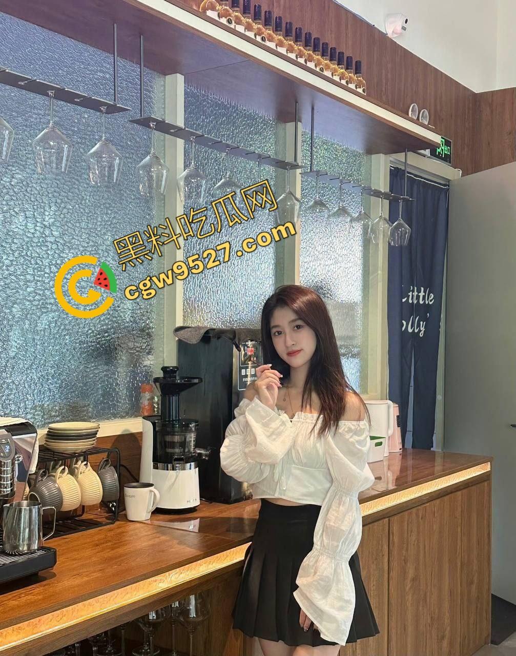 富二代酒店开淫乱轰趴专操别人女友!杭州浙商银行周雪瑶出轨被调成母狗供多人享乐,现场画面堪比AV大片-2