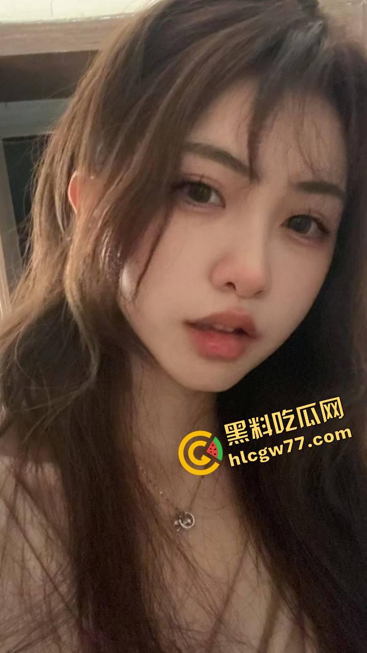 厦门街头任务式调教,鸡巴随时随地上线,穿裙子就是方便完成主人的命令!-1