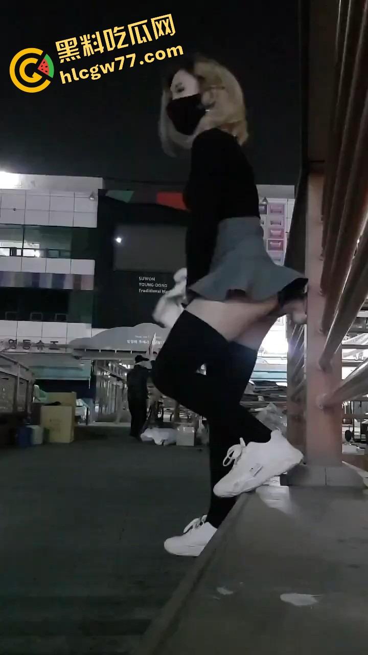 厦门街头任务式调教,鸡巴随时随地上线,穿裙子就是方便完成主人的命令!-8