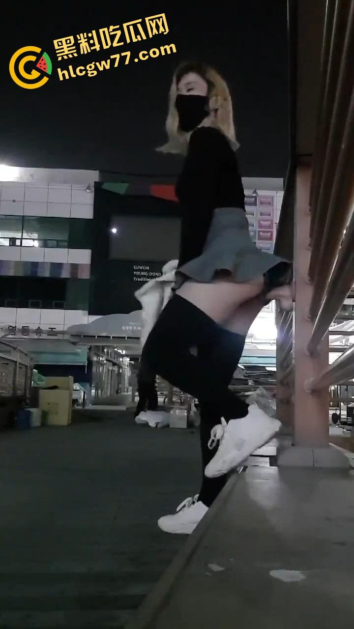 厦门街头任务式调教,鸡巴随时随地上线,穿裙子就是方便完成主人的命令!-9