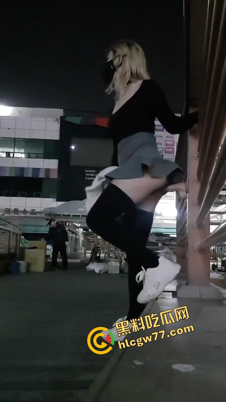 厦门街头任务式调教,鸡巴随时随地上线,穿裙子就是方便完成主人的命令!-10