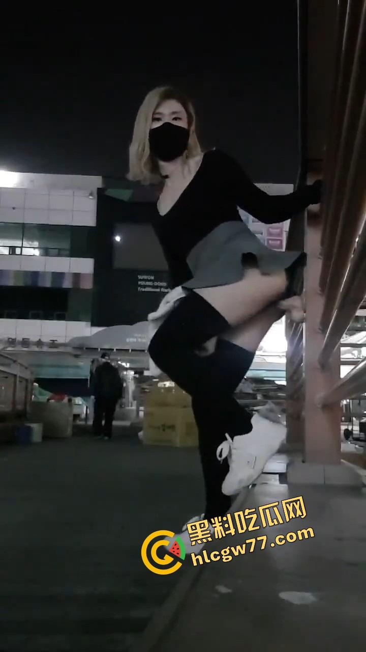 厦门街头任务式调教,鸡巴随时随地上线,穿裙子就是方便完成主人的命令!-11