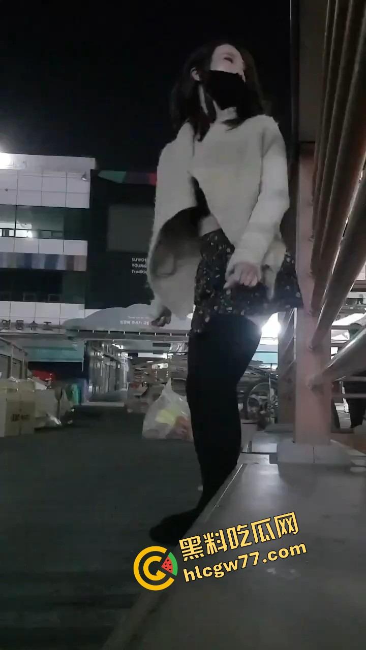 厦门街头任务式调教,鸡巴随时随地上线,穿裙子就是方便完成主人的命令!-12