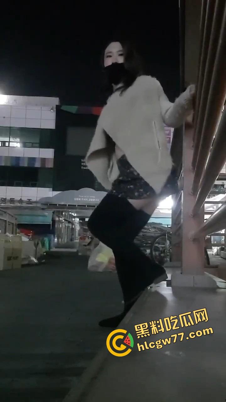 厦门街头任务式调教,鸡巴随时随地上线,穿裙子就是方便完成主人的命令!-13