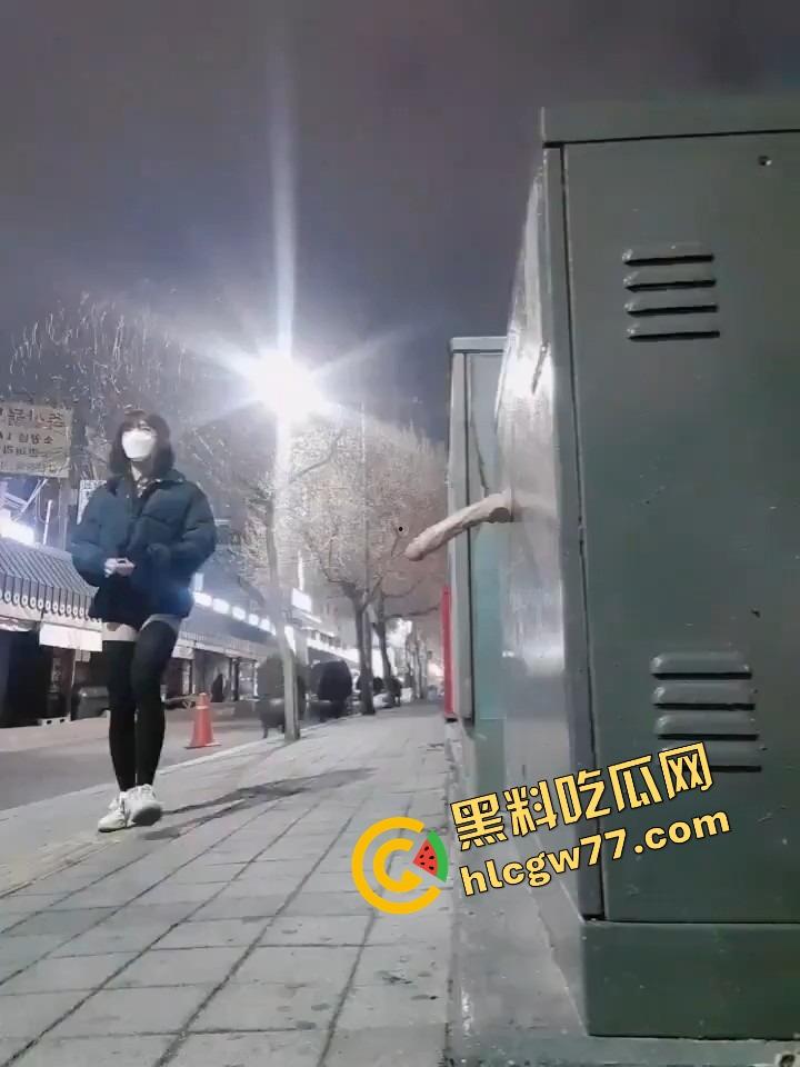 厦门街头任务式调教,鸡巴随时随地上线,穿裙子就是方便完成主人的命令!-15