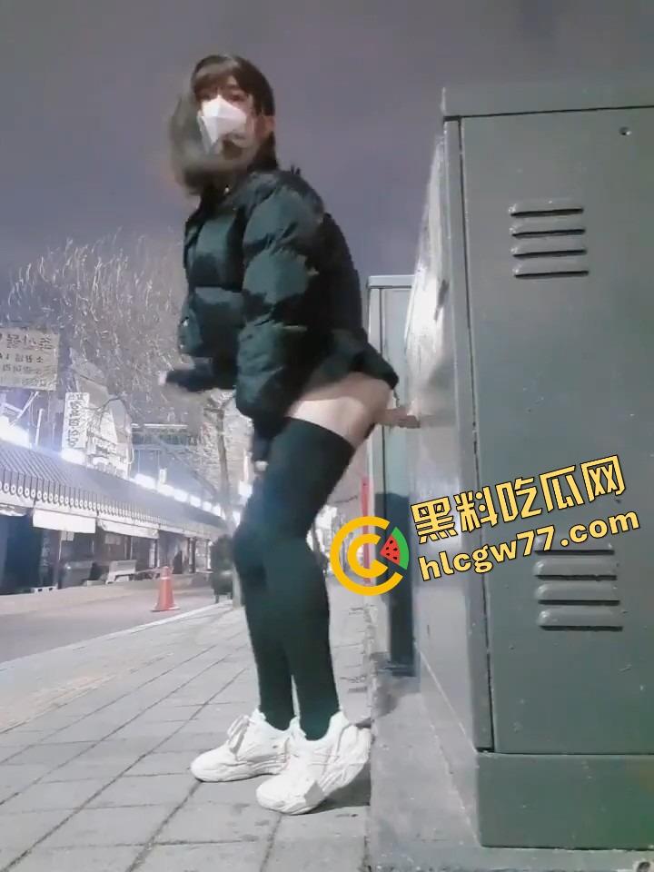 厦门街头任务式调教,鸡巴随时随地上线,穿裙子就是方便完成主人的命令!-18