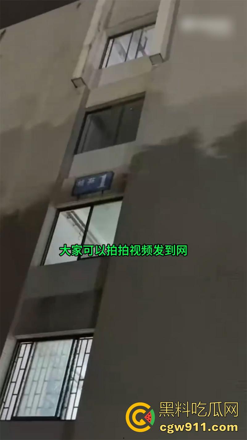 开迈巴赫出轨女大学生，被老婆捉奸喊打，其他学生妹看到大喊：我也想坐！开这车不找学生妹，真是白买了！-6