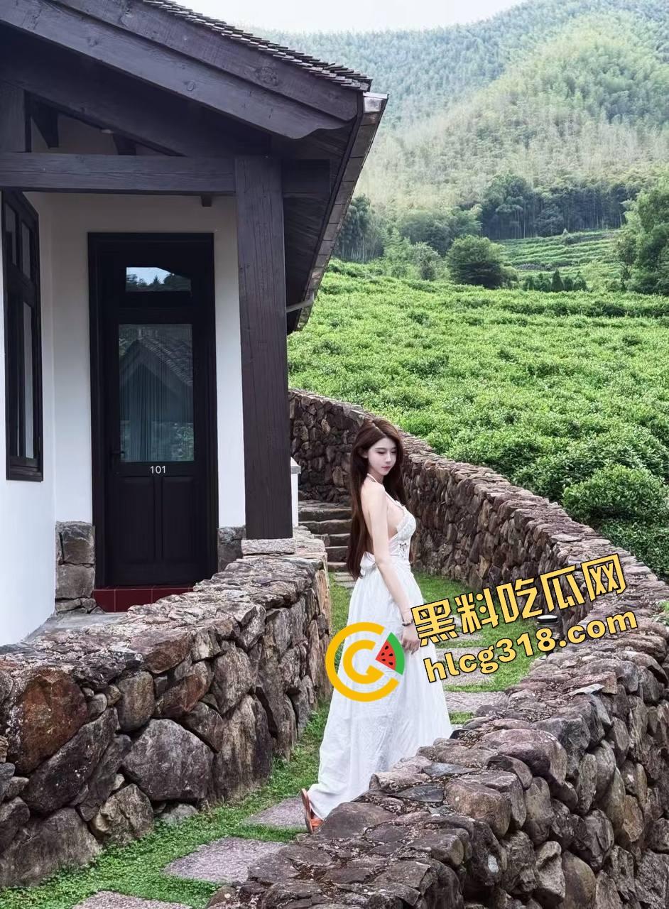 海角精品 隔壁肉丝人妻来借酱油，吃根牛子热热身，臭脚夹脸完美内射不留情，不是自己老婆就要猛操！-4