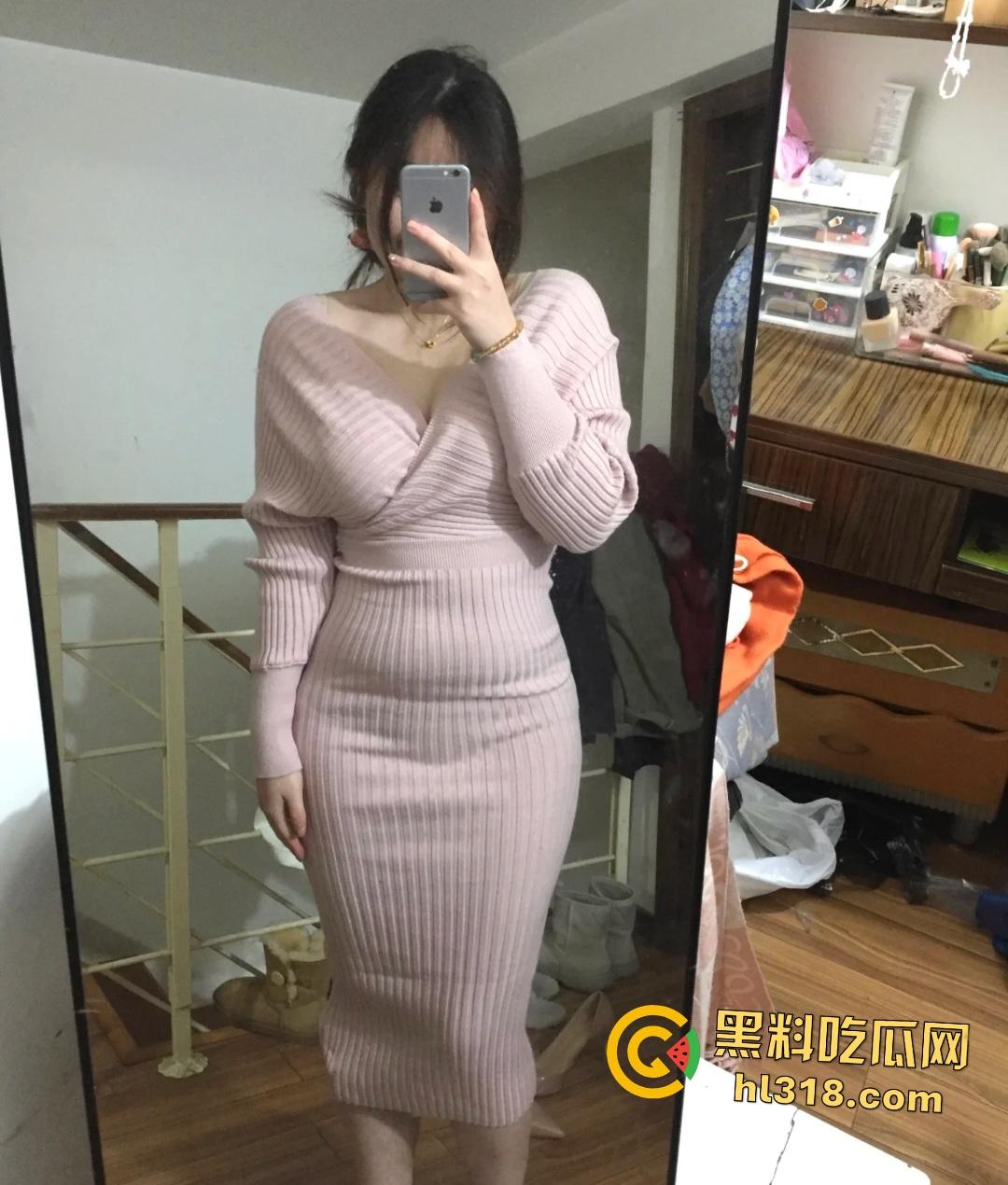 极品女神变反差婊母狗被大神鸡巴狂操,皮鞭抽屁股,让其舔脚趾!拍摄一直捂脸,都是母狗了还怕露脸?-1