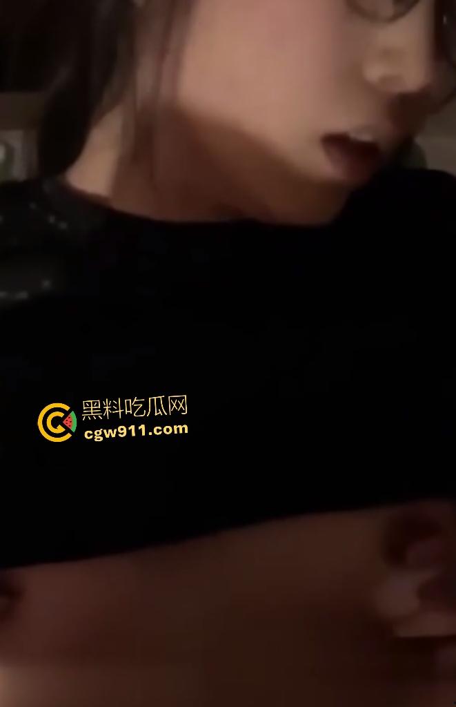 沈阳理工大学眼镜妹【刘欣】，绝美脸蛋魔鬼身材骑短鸡巴狂摇，高潮喷汁后一脸嫌弃吐槽“太小了不爽”！-5