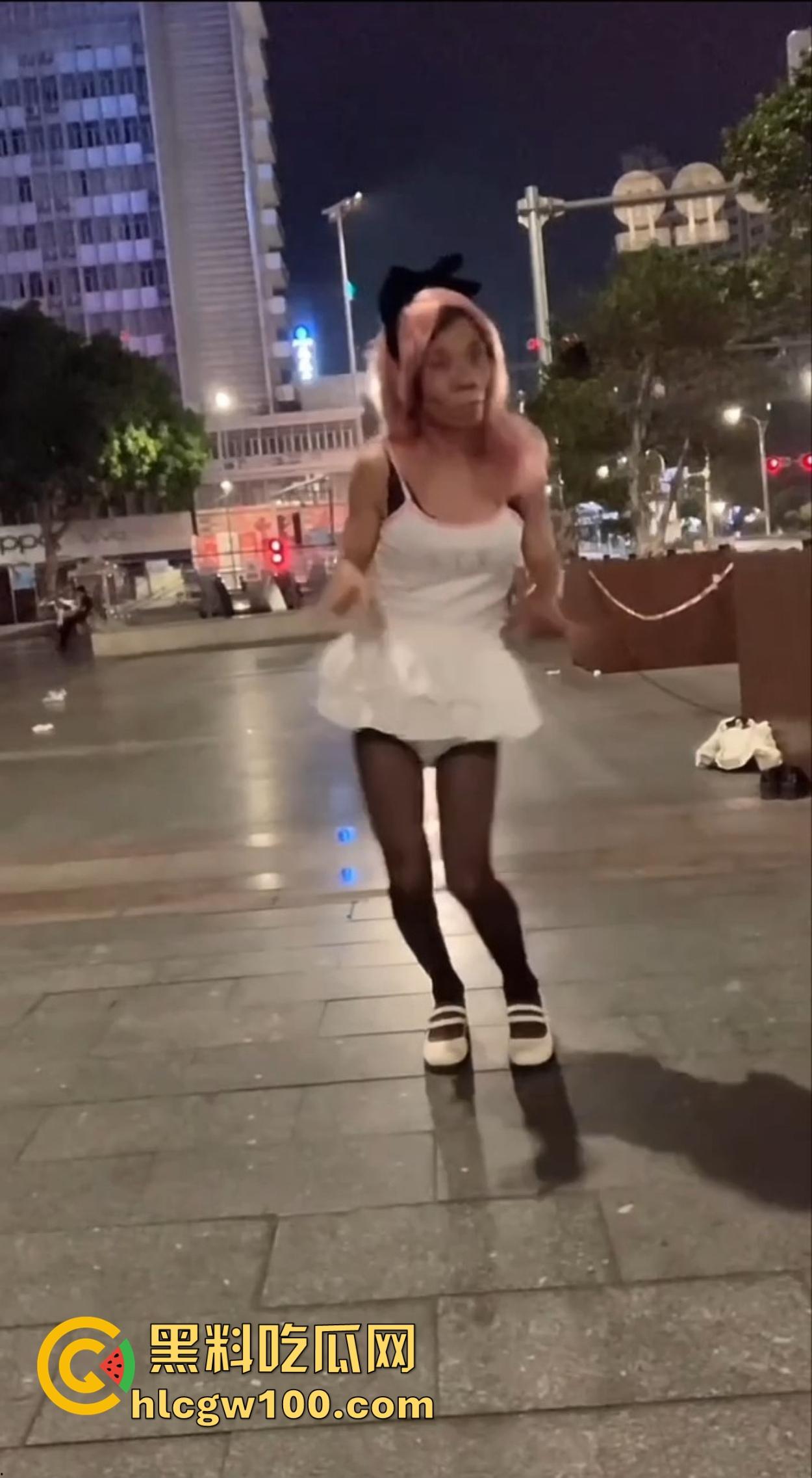 麦当劳门口深夜骚动，六旬大爷黑丝短裙深夜热舞震惊全网，粉发短裙辣眼睛，这套餐真难下嘴谁吃得下这道硬菜？-3