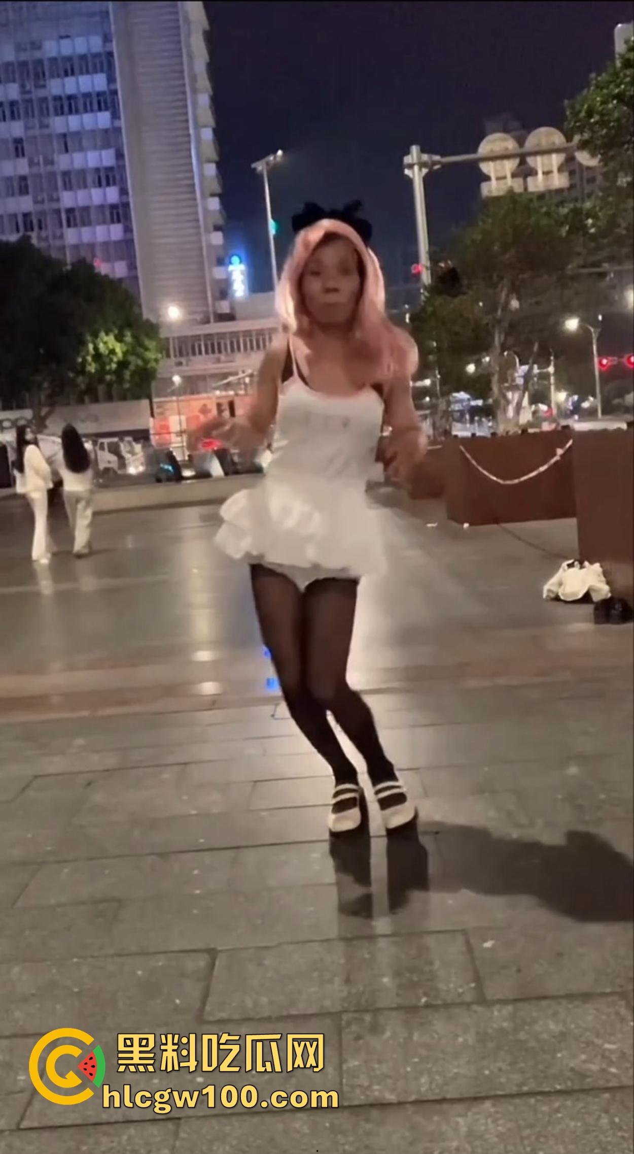 麦当劳门口深夜骚动，六旬大爷黑丝短裙深夜热舞震惊全网，粉发短裙辣眼睛，这套餐真难下嘴谁吃得下这道硬菜？-5