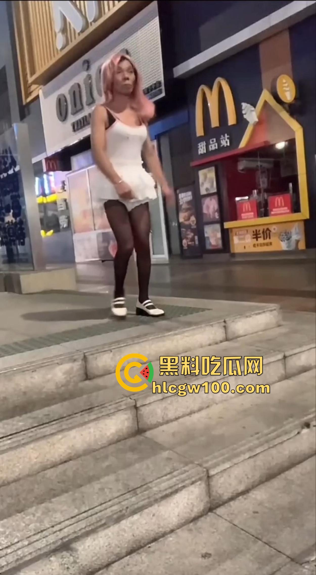 麦当劳门口深夜骚动，六旬大爷黑丝短裙深夜热舞震惊全网，粉发短裙辣眼睛，这套餐真难下嘴谁吃得下这道硬菜？-8