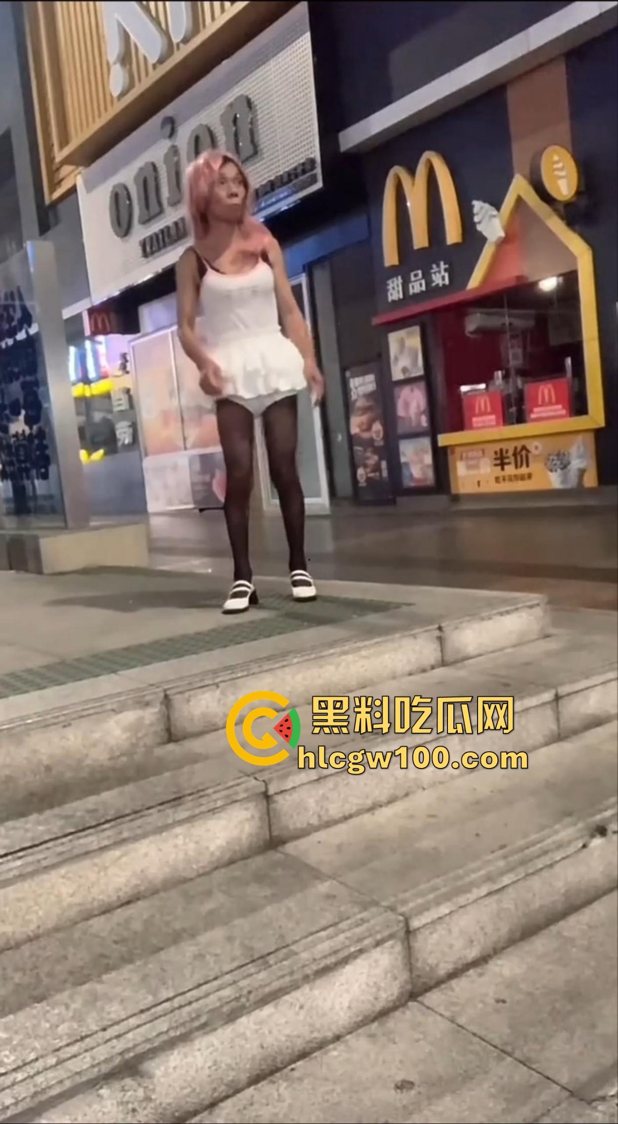 麦当劳门口深夜骚动，六旬大爷黑丝短裙深夜热舞震惊全网，粉发短裙辣眼睛，这套餐真难下嘴谁吃得下这道硬菜？-9