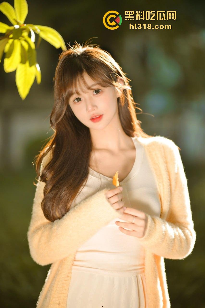 激情小情侣空中泳池激情啪啪被偷拍，泳池极限后入，口交深喉，公共场合大胆做爱，激情满满！-2