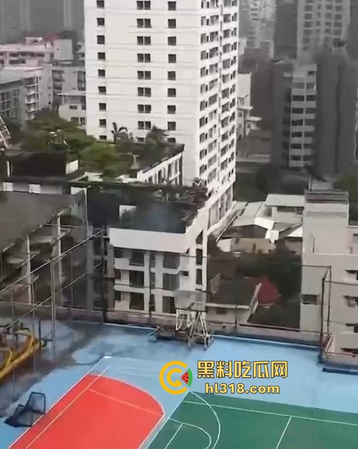 激情小情侣空中泳池激情啪啪被偷拍，泳池极限后入，口交深喉，公共场合大胆做爱，激情满满！-3