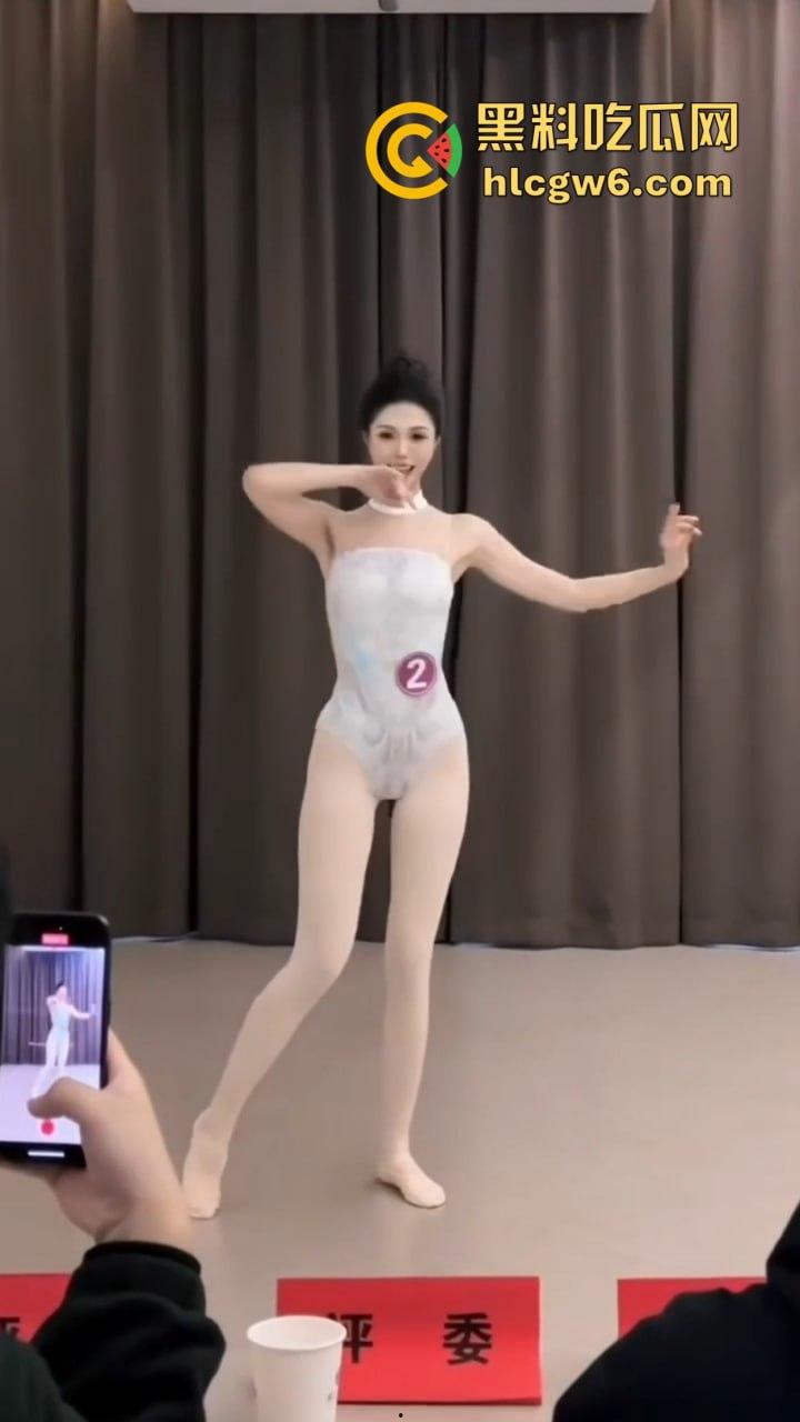 苏州舞蹈生面试白嫩大腿一字马惊艳评委，老师白天高分晚上酒店开腿猛草，专业评分瞬间变成床上实战！-3