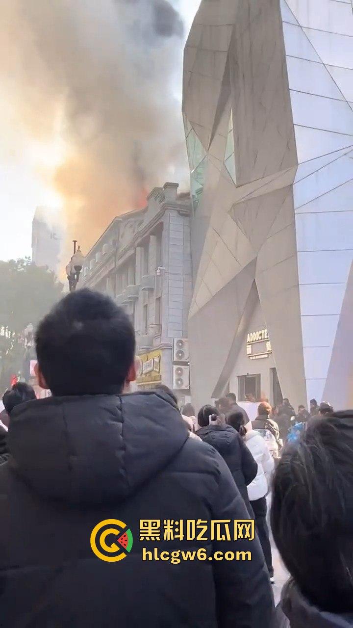 武汉汉江路步行街惊险火灾现场，浓烟蔽日，老旧民宅三楼顶层起火致一人死亡。-12