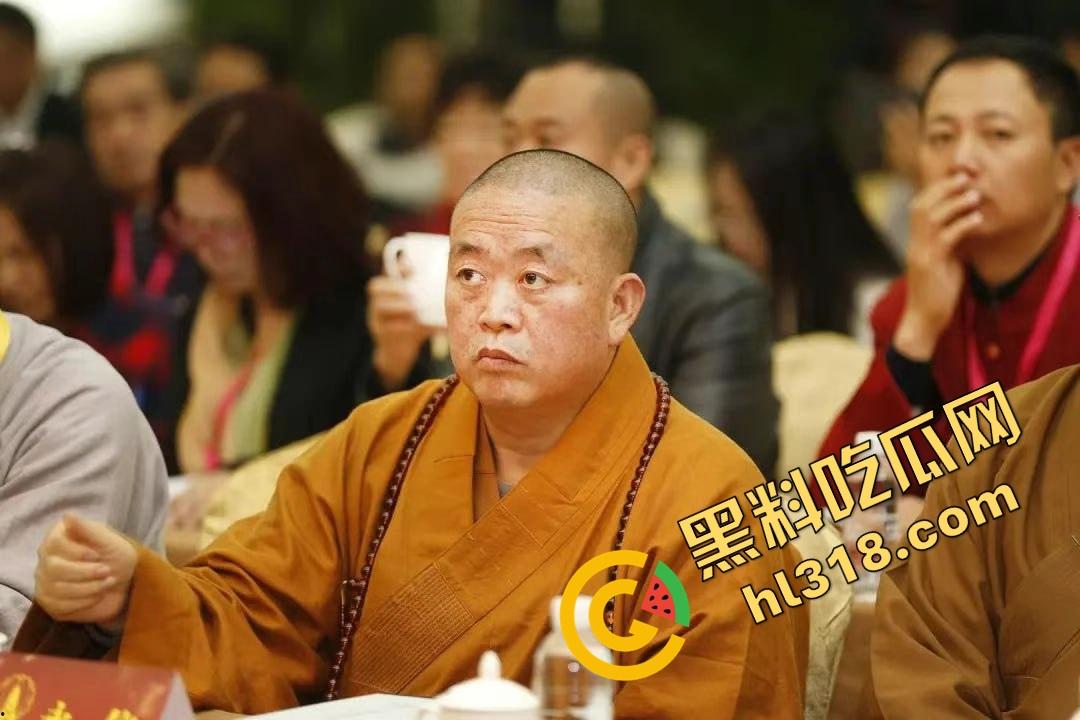 一手姑娘一手经，少林寺住持『释永信』不负如来不负卿，搂着美人念佛经，51个情人174个私生子！-12