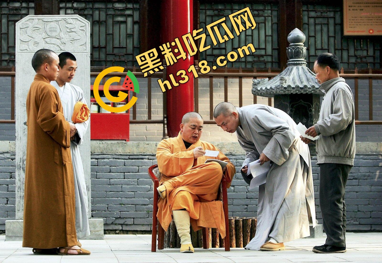 一手姑娘一手经，少林寺住持『释永信』不负如来不负卿，搂着美人念佛经，51个情人174个私生子！-15