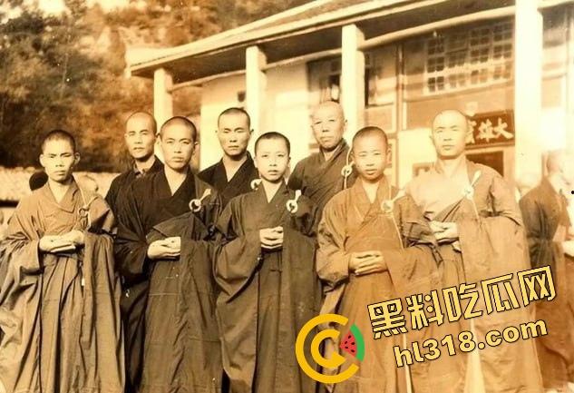 一手姑娘一手经，少林寺住持『释永信』不负如来不负卿，搂着美人念佛经，51个情人174个私生子！-17