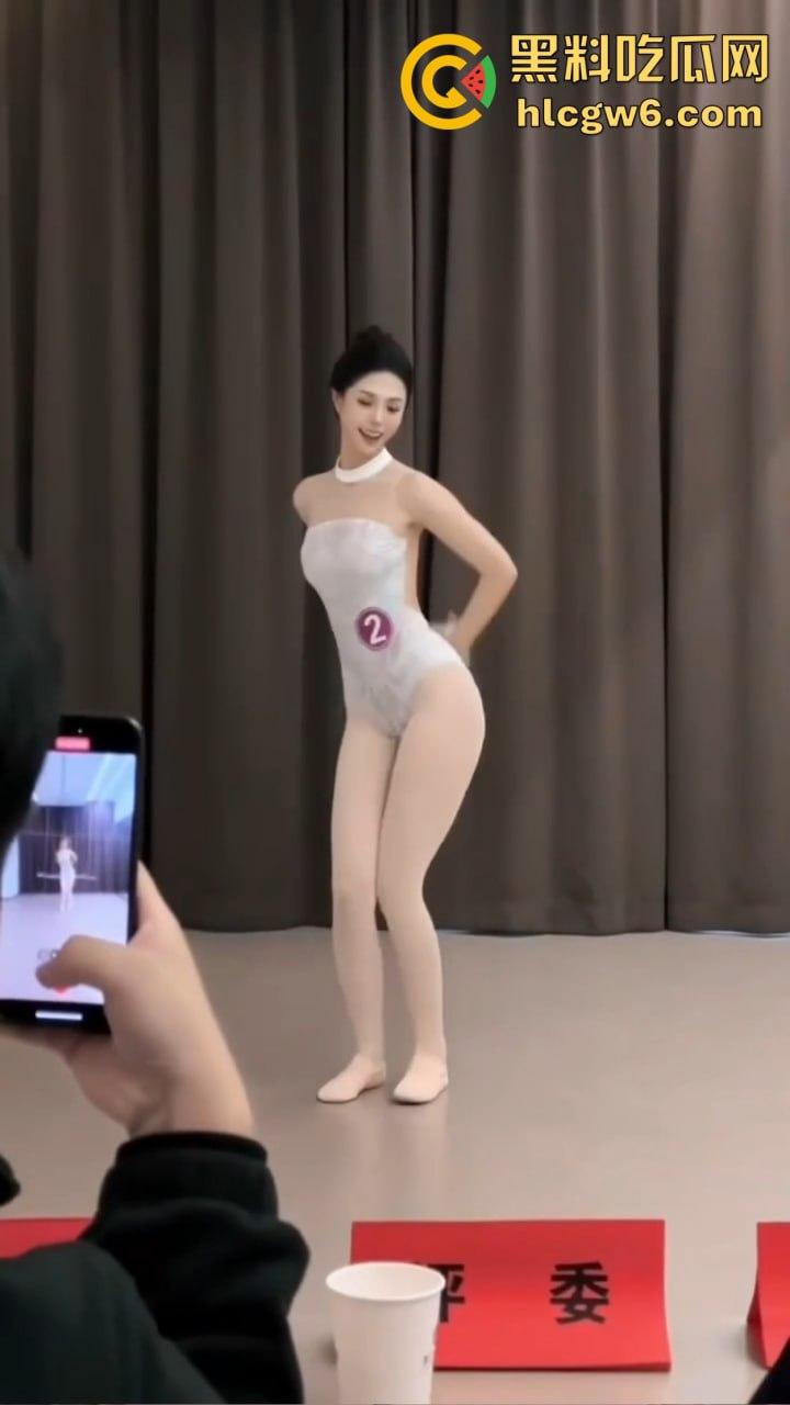 苏州舞蹈生面试白嫩大腿一字马惊艳评委，老师白天高分晚上酒店开腿猛草，专业评分瞬间变成床上实战！-11