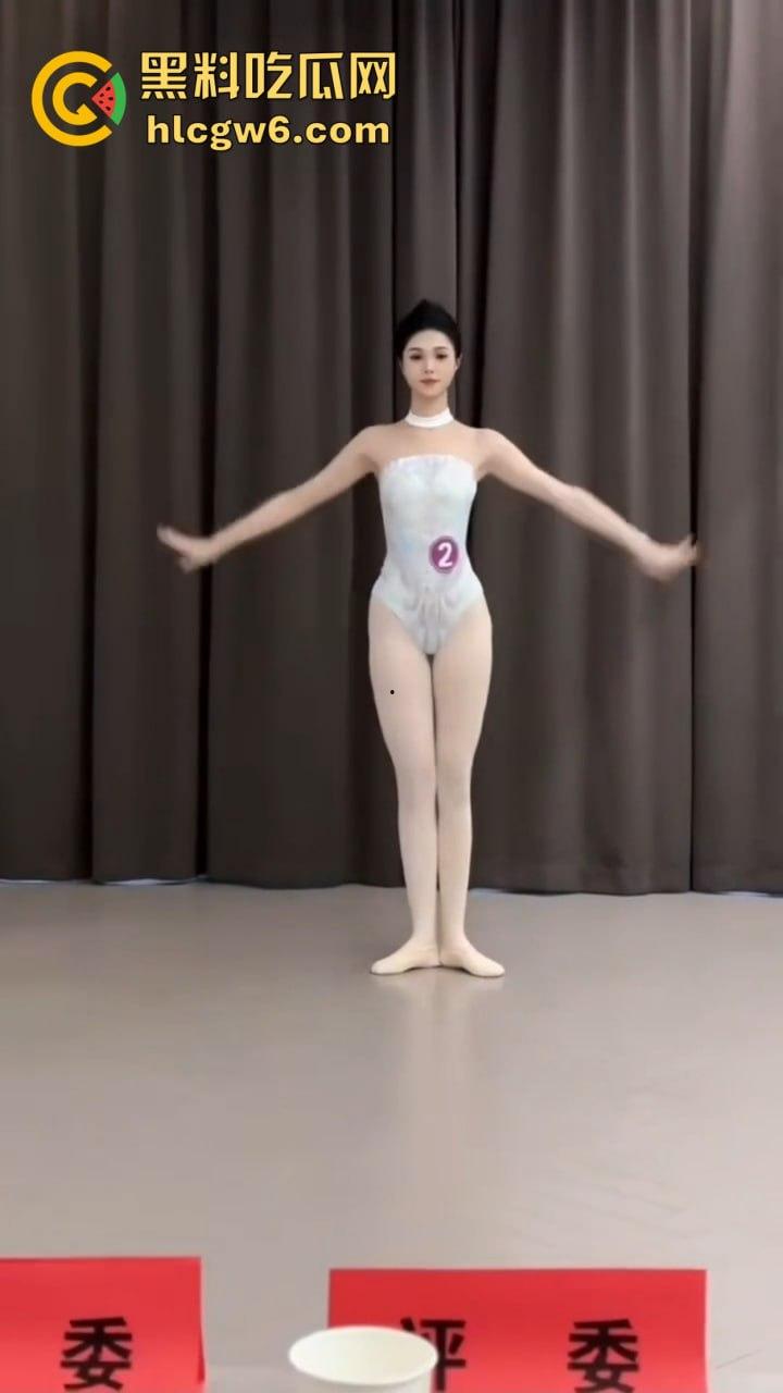 苏州舞蹈生面试白嫩大腿一字马惊艳评委，老师白天高分晚上酒店开腿猛草，专业评分瞬间变成床上实战！-13