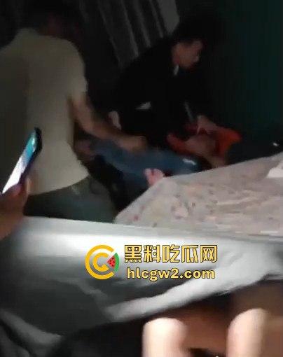 山东沂水婚内出轨女【苗繁荣】与86年大叔捉奸在床，老鸡巴没尝好，直接被贴街头重金求子出轨海报！-11