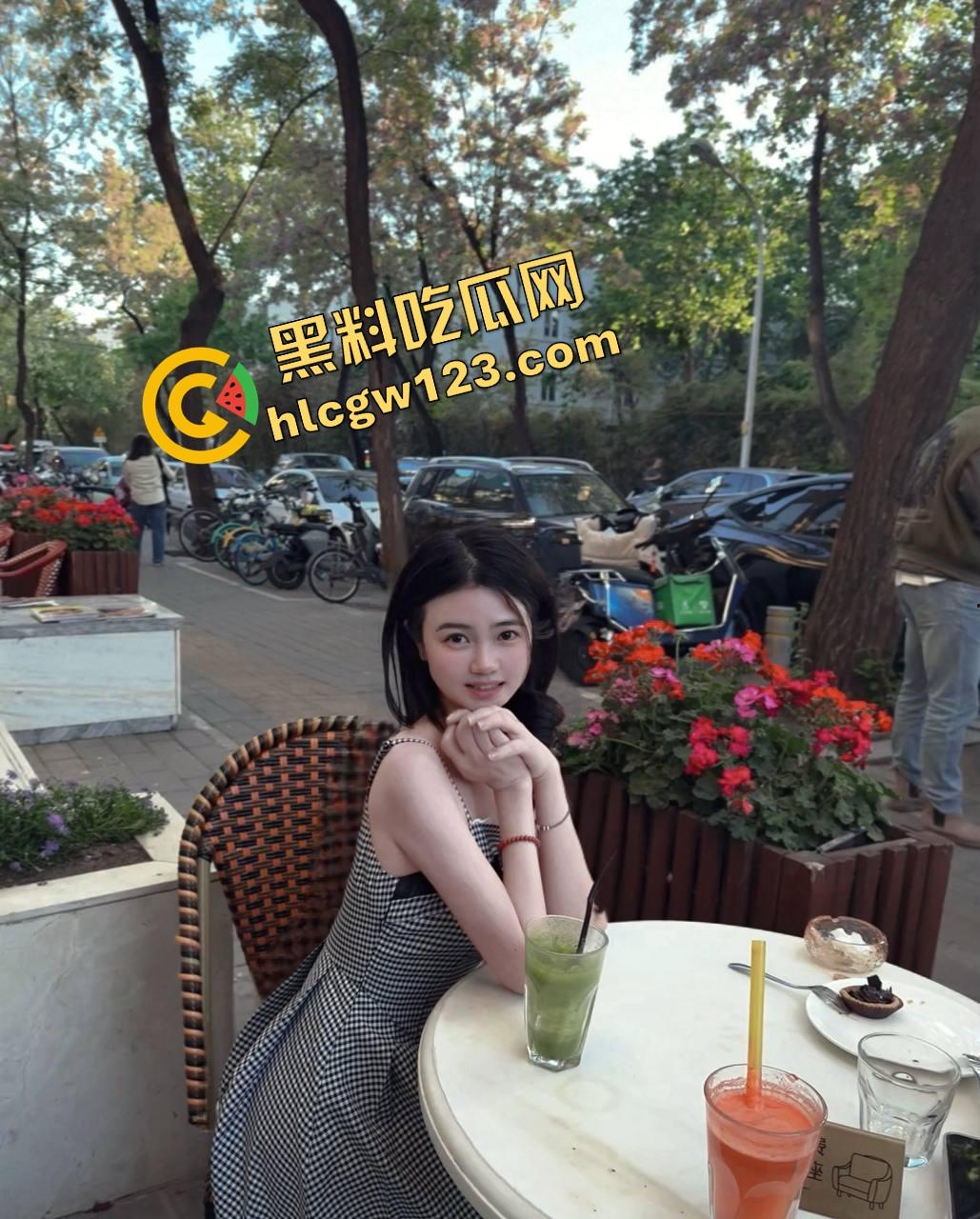 酒桌没吃饱，厕所把心心念念的同事吃了，聚餐喝高趁她上厕所，直接锁门顶在洗手池上狠操！-1