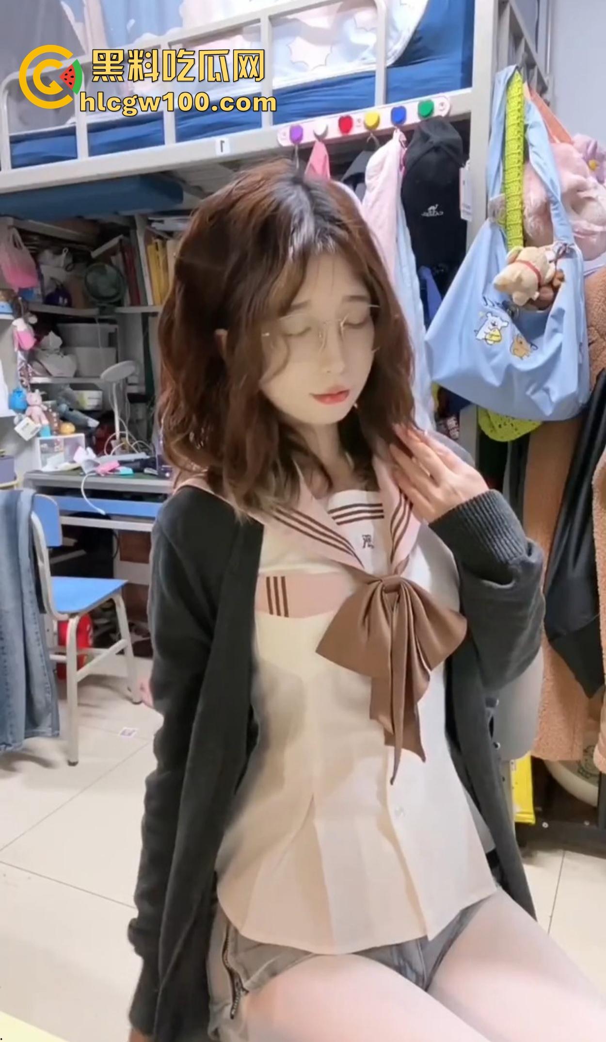 福建大学骚逼【黄美琳】宿舍玩盯射，好好的书不读天天卖榨精素材，有人说她能盯到爽，我是真不懂这爽点在哪？-4